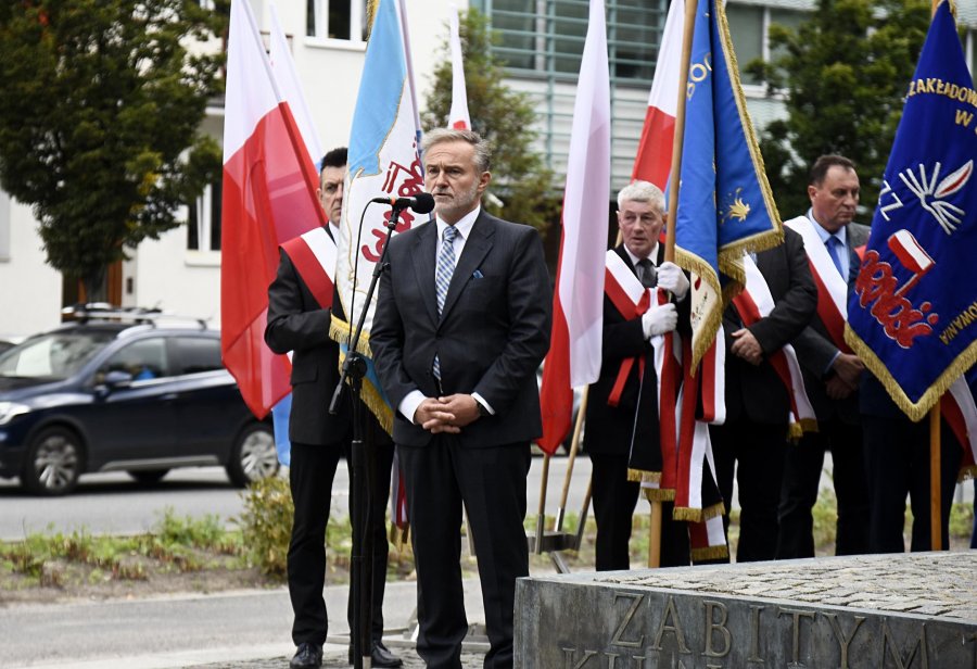 Prezydent Gdyni Wojciech Szczurek przemawia podczas piątkowych uroczystości upamiętniających wydarzenia Sierpnia' 80 // fot. Kamil Złoch
