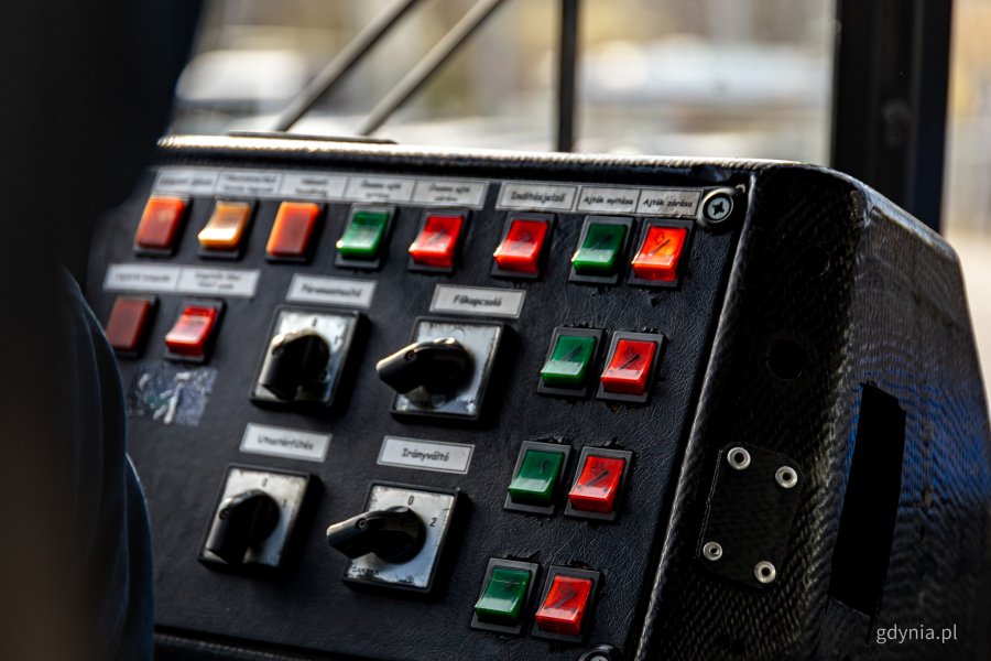 Wnętrze Ikarusa 280T, kt&oacute;ry już znajduje się na zajezdni PKT w Gdyni (fot. Kamil Złoch)