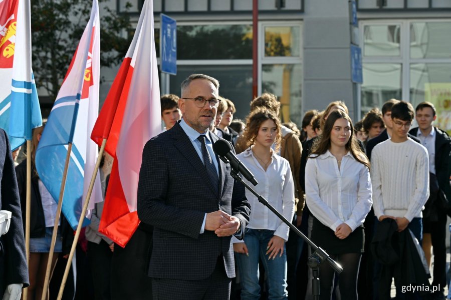 Dr Marek Szymaniak, dyrektor gdańskiego oddziału IPN, przemawiający podczas uroczystości z okazji 87. rocznicy pierwszych wysiedleń Gdynian 