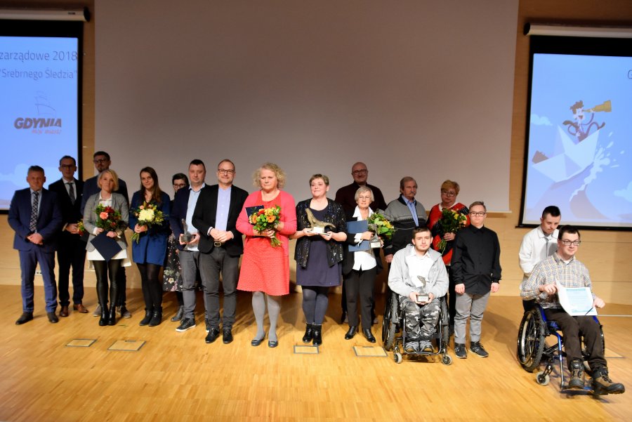 Laureaci "Srebrnych Śledzi" i "Pozarządowego Wieloryba" z wiceprezydentem Michałem Guciem i organizatorami // fot. Lechosław Dzierżak