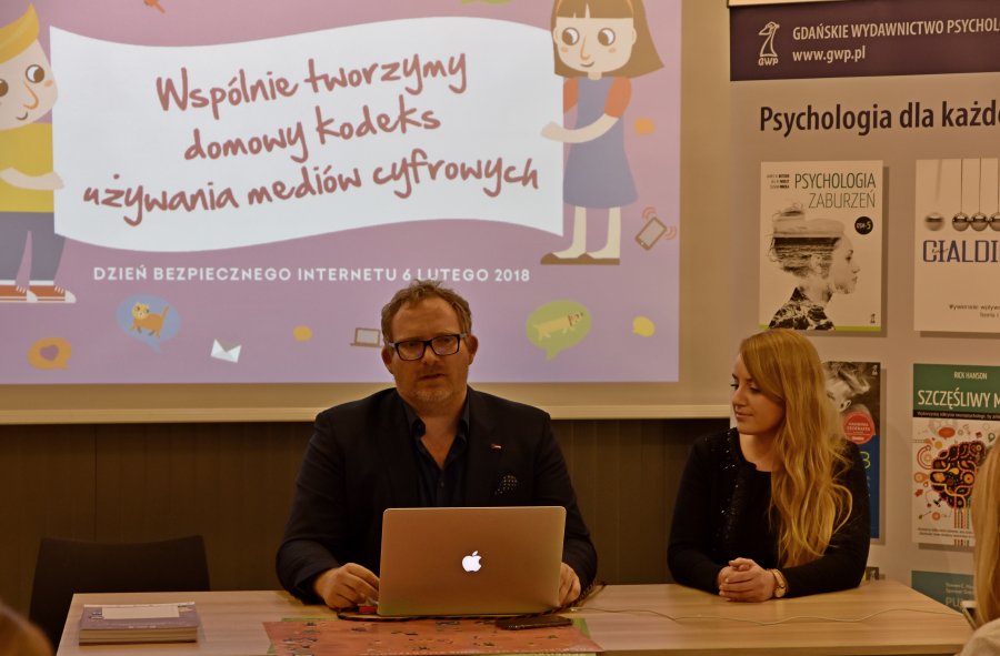 Spotkanie z przedstawicielem Fundacji Dbam o mój z@sięg przyniosło domowe kodeksy odpowiedzialnego korzystania z mediów cyfrowych, fot. Kamil Złoch
