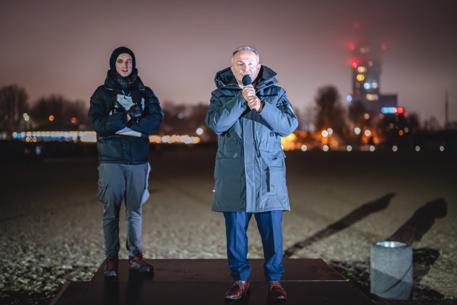 Słowo wstępne przed pokazem wraz z życzeniami dla mieszkańców i miasta wygłosił prezydent Gdyni Wojciech Szczurek. Fot. Tomasz Kamiński