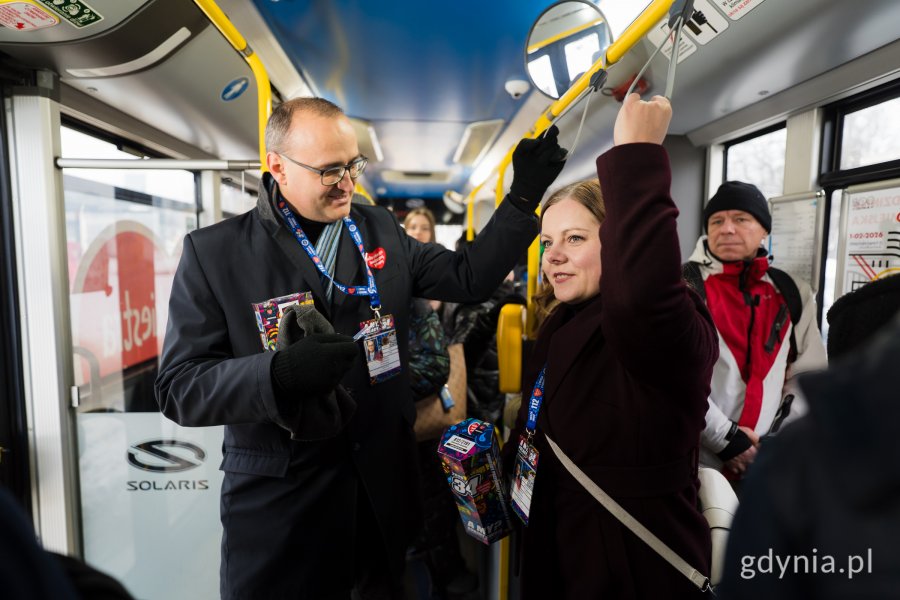 Wicewojewoda Emil Rojek i prezydent Gdyni Aleksandra Kosiorek w specjalnym trolejbusie WOŚP 