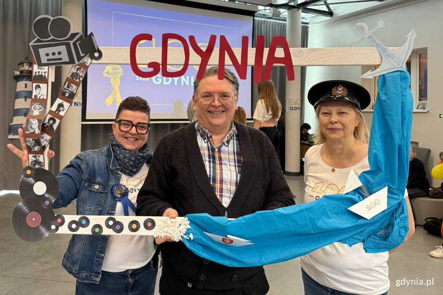 Uroczyste obchody 100-lecia Gdyni w ZSA-E, na zdjęciu kadra pedagogiczna szkoły (fot. Katarzyna Belcerzak)