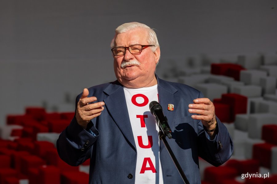 Kulminacyjnym punktem obchodów był wiec na Długim Targu, który rozpoczął się o godz. 17.30 od odśpiewania hymnu Europy, fot. Piotr Hukało.