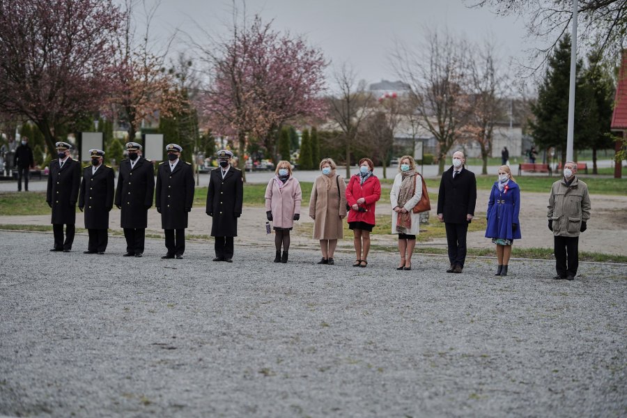 Uczestnicy uroczystości na cmentarzu Marynarki Wojennej na Oksywiu. Wśród nich gdyńscy samorządowcy - od prawej: radni miasta Zenon Roda i Elżbieta Sierżęga oraz wiceprezydent Gdyni Bartosz Bartoszewicz // fot. st. chor. sztab. mar. Piotr Leoniak