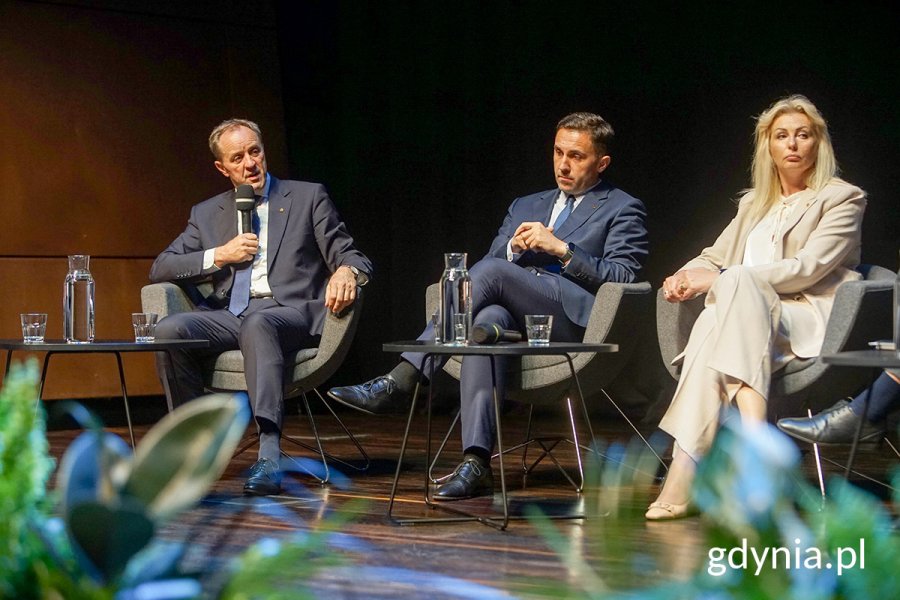 Na zdjęciu ludzie debatujący w półokręgu