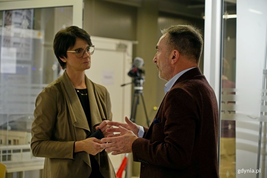 Agnieszka Kukiełko, naczelniczka Wydziału Polityki Gospodarczej Urzędu Miasta Gdyni, wraz z Tomaszem Surowcem z firmy Hermes podczas spotkania świątecznego gdyńskich firm rodzinnych