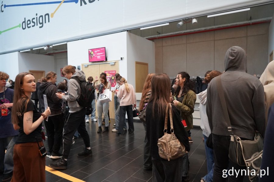 Młodzież podczas zapisów na konferencję w PPNT