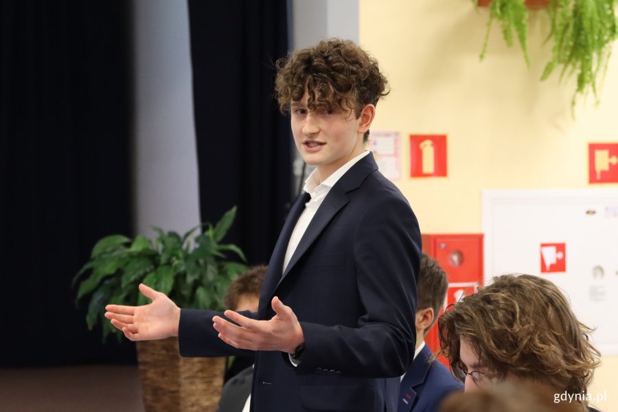 Debata Oksfordzka z tezą: „Szkoła częściej narusza prawa dziecka, niż je chroni”, na zdjęciu uczniowie klasy III D z IALO w Gdyni (fot. Katarzyna Balcerzak)