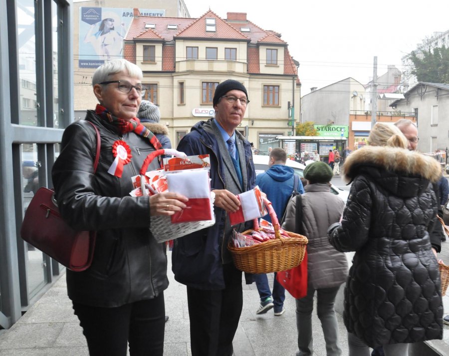 Gdynianie otrzymywali flagi również od Joanny Zielińskiej - przewodniczącej Rady Miasta Gdyni oraz Zenona Rody - przewodniczącego Rady Dzielnicy Grabówek // fot. Magdalena Czernek