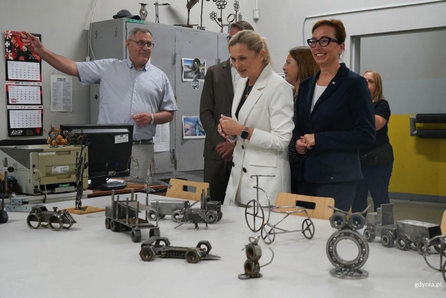 Ministra edukacji w pracowni obr&oacute;bki ręcznej (fot. Magdalena Starnawska)
