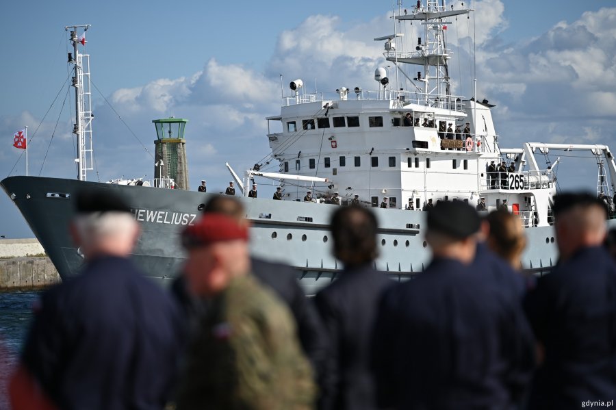 ORP &bdquo;Heweliusz&rdquo; i stojący na brzegu wojskowi
