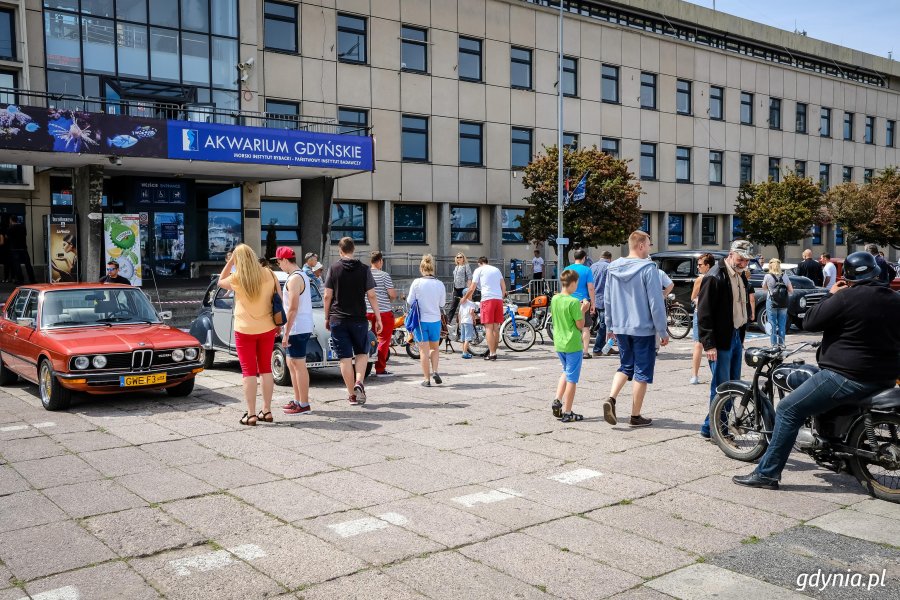 Rajd Matek i zabytkowe samochody można było podziwiać przed Akwarium Gdyńskim