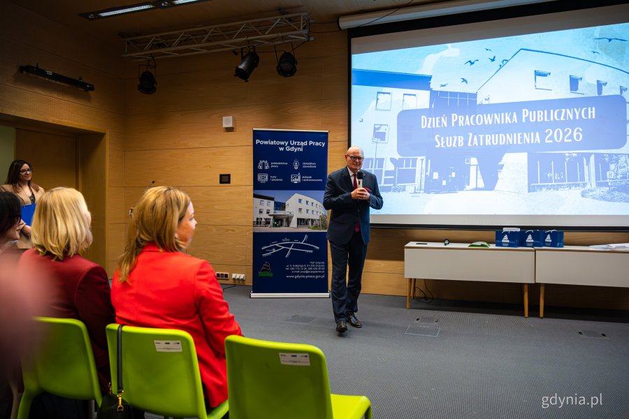 Przem&oacute;wienie Jarosława Kodłubańskiego. Spotkanie pracownik&oacute;w Powiatowego Urzędu Pracy w Gdyni z okazji Dnia Pracownika Publicznych Służb Zatrudnienia (fot. Kamil Złoch)