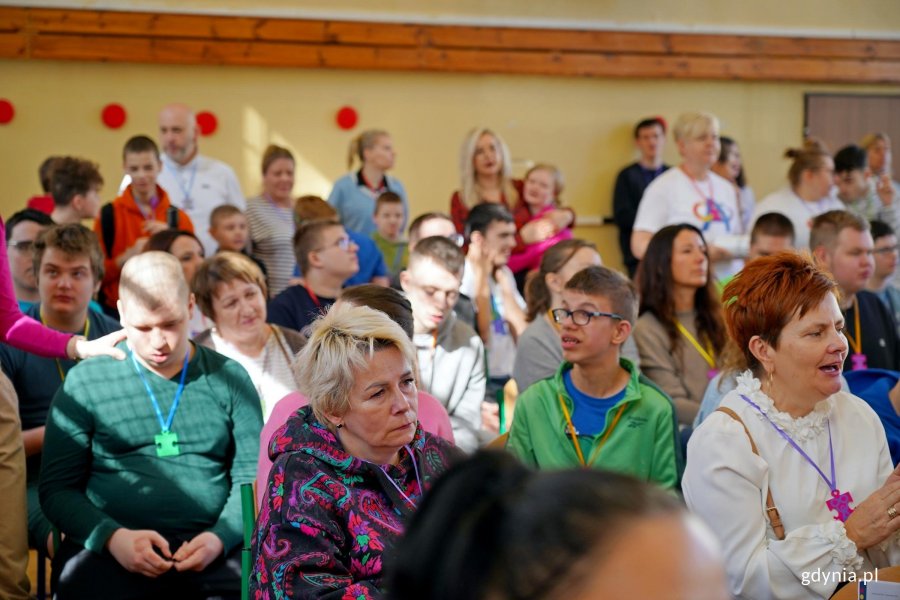 Uczestnicy wydarzenia z okazji Światowego Dnia Świadomości Autyzmu zgromadzenia na sali gimnastycznej ZSS 17 w Gdyni 