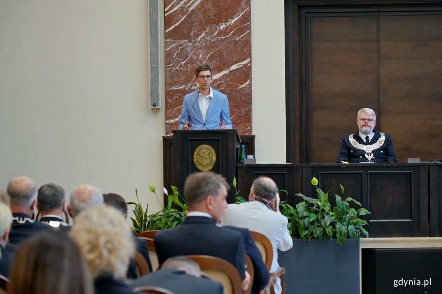Bartłomiej Plewczyński, szef gabinetu politycznego minister edukacji, odczytujący list od ministry Barbary Nowackiej podczas uroczystości z okazji 106. rocznicy utworzenia Uniwersytetu Morskiego w Gdyni 