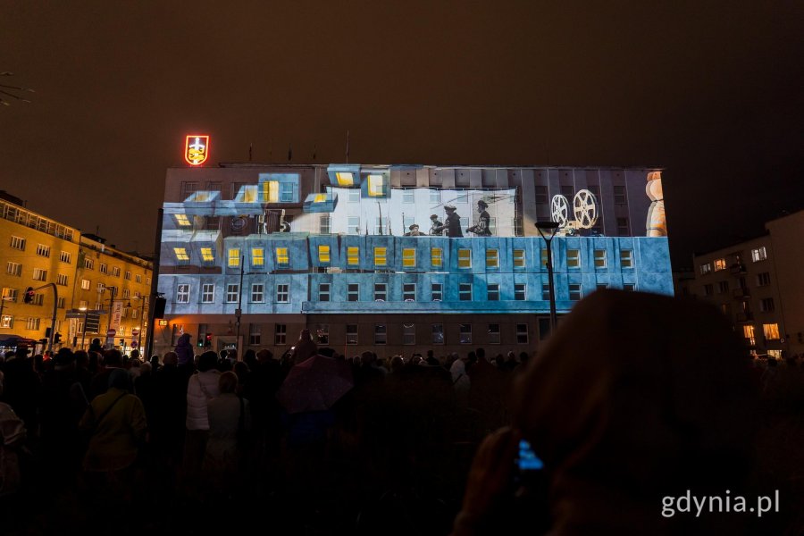 &bdquo;Zaczęło się  od morza. Baśniowa opowieść o Gdyni&rdquo;, video mapping na fasadzie urzędu miasta i widzowie