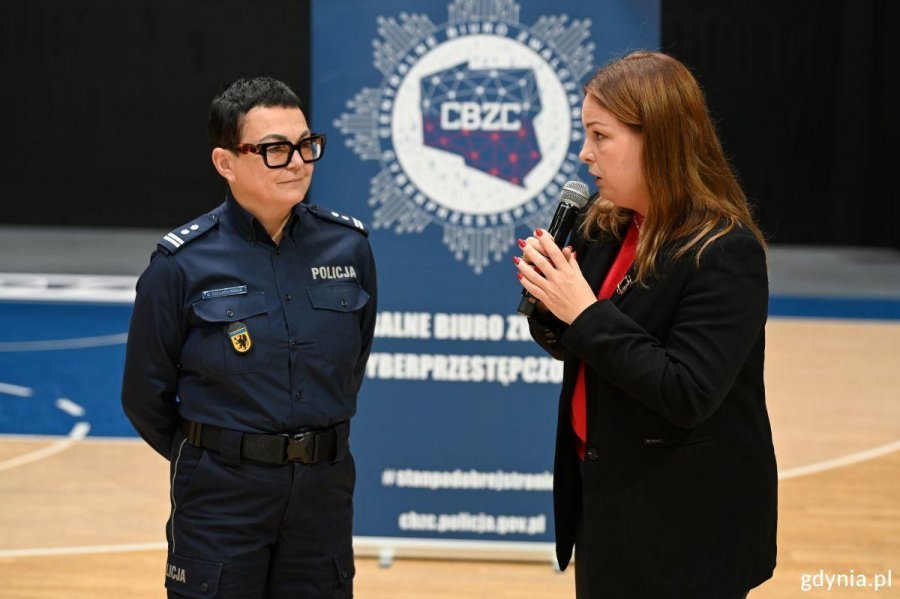 Szefowa gdyńskich policjant&oacute;w mł. insp. Beata Nienadowska oraz wiceprezydentka Gdyni Oktawia Gorzeńska  