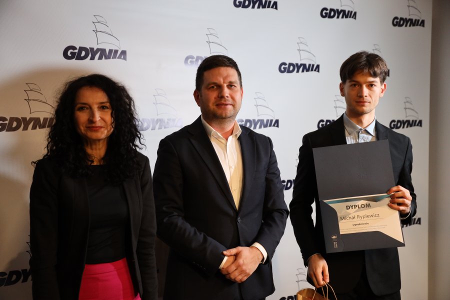 Wiceprezydent Gdyni Maciej Zielonka wręcza wyróżnienia i pamiątki laureatom