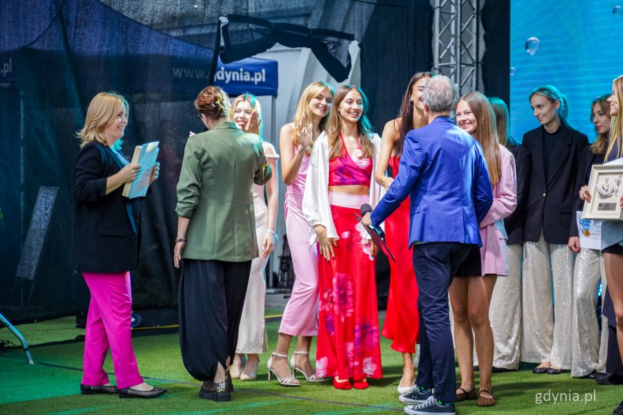 Nagradzani i wyróżniani uczestnicy Międzynarodowego Festiwalu Piosenki Gdynia Open (fot. Kamil Złoch)