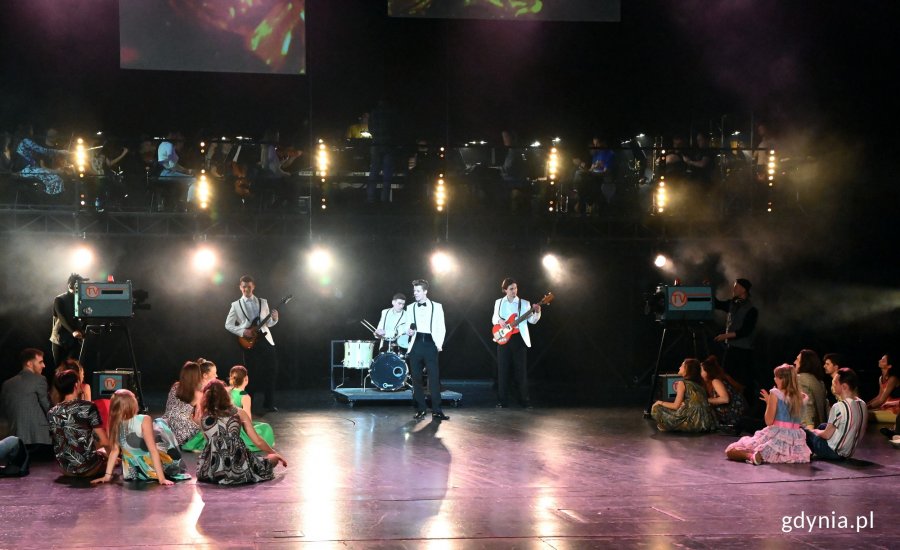 Zdjęcie z próby koncertu sylwestrowego „Rewia 90 & British”  w Teatrze Muzycznym. Scena zbiorowa // fot. Magdalena Czernek