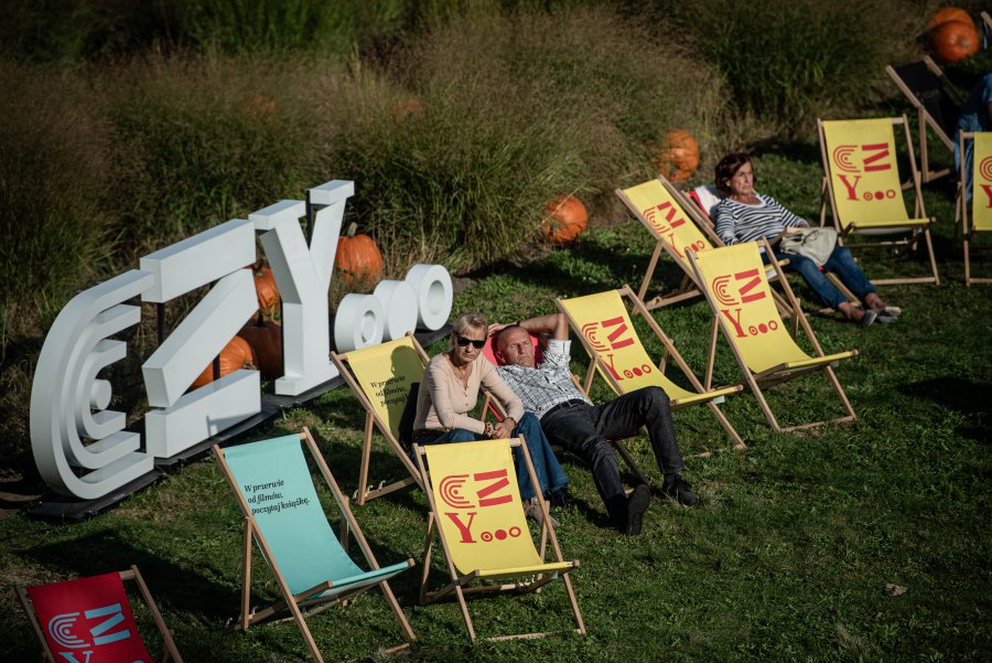 Leżaki ustawione na placu Grunwaldzkim i odpoczywający na nich ludzie
