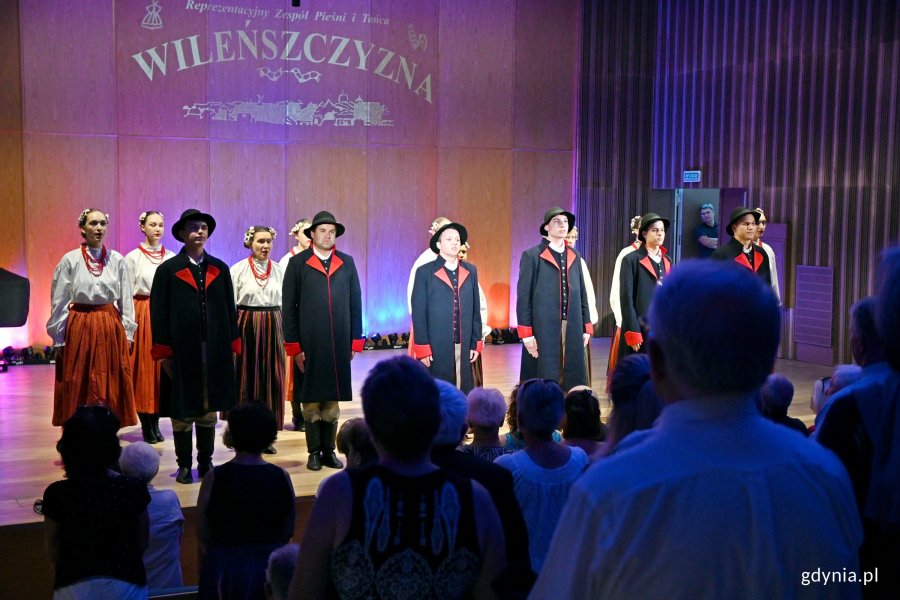 Reprezentacyjny Polski Zespół Pieśni i Tańca „Wileńszczyzna” im. Gabriela Jana Mincewicza i stojąca publiczność podczas koncertu „Barwy Wileńszczyzny” 