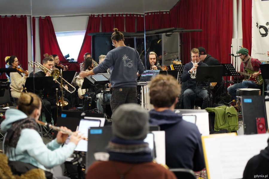 Stokłosa Collective Orchestra pod batutą Jana Stokłosy na pr&oacute;bie do koncertu na stulecie Gdyni