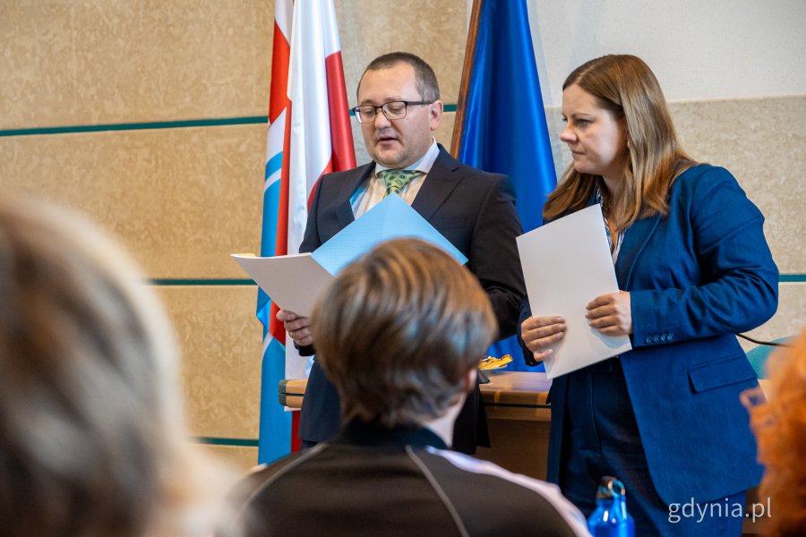Konsul Generalny Ukrainy w Gdańsku Oleksandr Płodystyi i prezydent Gdyni Aleksandra Kosiorek. Wizyta grupy dzieci i młodzież z ukraińskiego Nikopola w Urzędzie Miasta Gdyni i spotkanie z prezydent Aleksandrą Kosiorek (fot. Kamil Złoch)