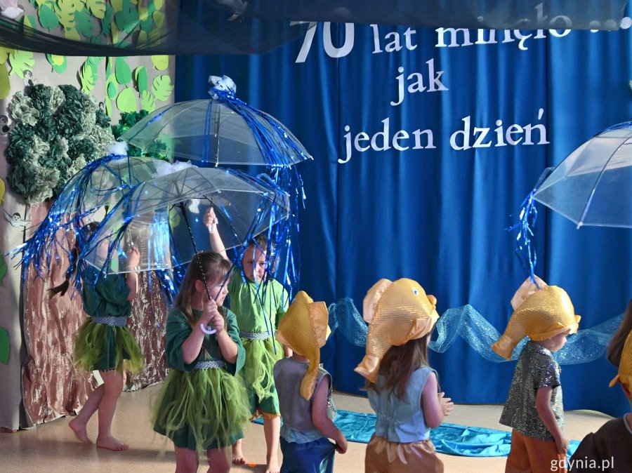 na zdjęciu dzieci przebrane za morskie stworzenia