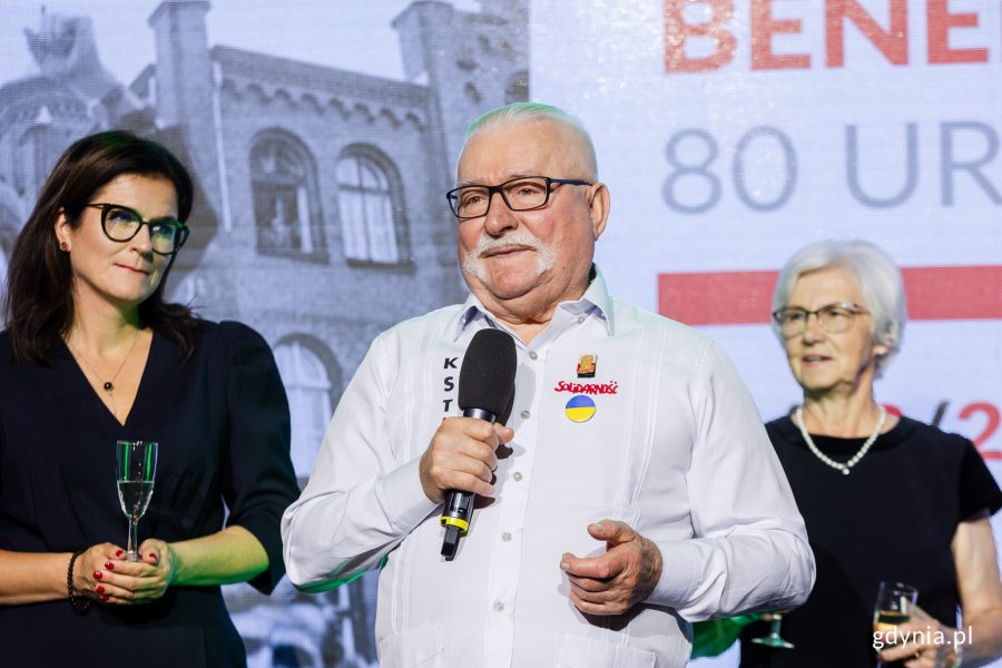 Lecha Wałęsa podczas swojego urodzinowego benefisu w Europejskim Centrum Solidarności. Z tyłu: Danuta Wałęsa - żona Lecha Wałęsy (po prawej) i Aleksandra Dulkiewicz - prezydent Gdańska