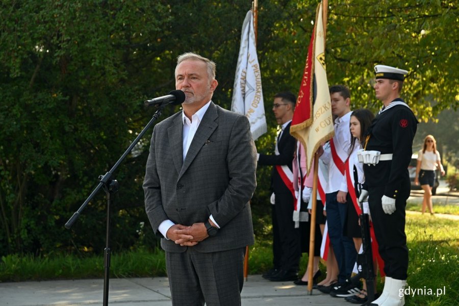 Prezydent Gdyni Wojciech Szczurek przemawiający podczas uroczystości z okazji 84. rocznicy utworzenia Polskiego Państwa Podziemnego . Z tyłu marynarz i poczet sztandarowy przy pomniku Armii Krajowej na skwerze Kościuszki