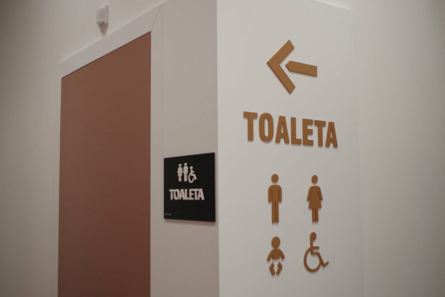 Wypożyczalnia Centralna zyskała ważne i potrzebne pomieszczenie  &ndash; toaletę dla os&oacute;b ze specjalnymi potrzebami i przewijakiem dla dzieci 