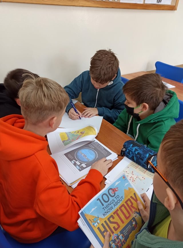 Dzieci z książkami w trakcie lekcji