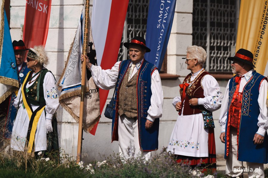 Poczty sztandarowe podczas uroczystego odsłonięcia pomnika Lecha Bądkowskiego (fot. Mateusz Dietrich)