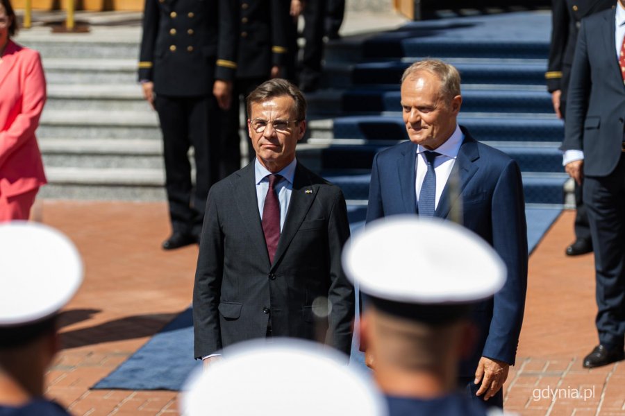 Polsko-szwedzkie rządowe konsultacje w Gdyni. Delegacje na terenie obiekt&oacute;w Akademii Marynarki Wojennej w Gdyni. Donald Tusk i Ulf Kristersson (fot. Kamil Złoch)