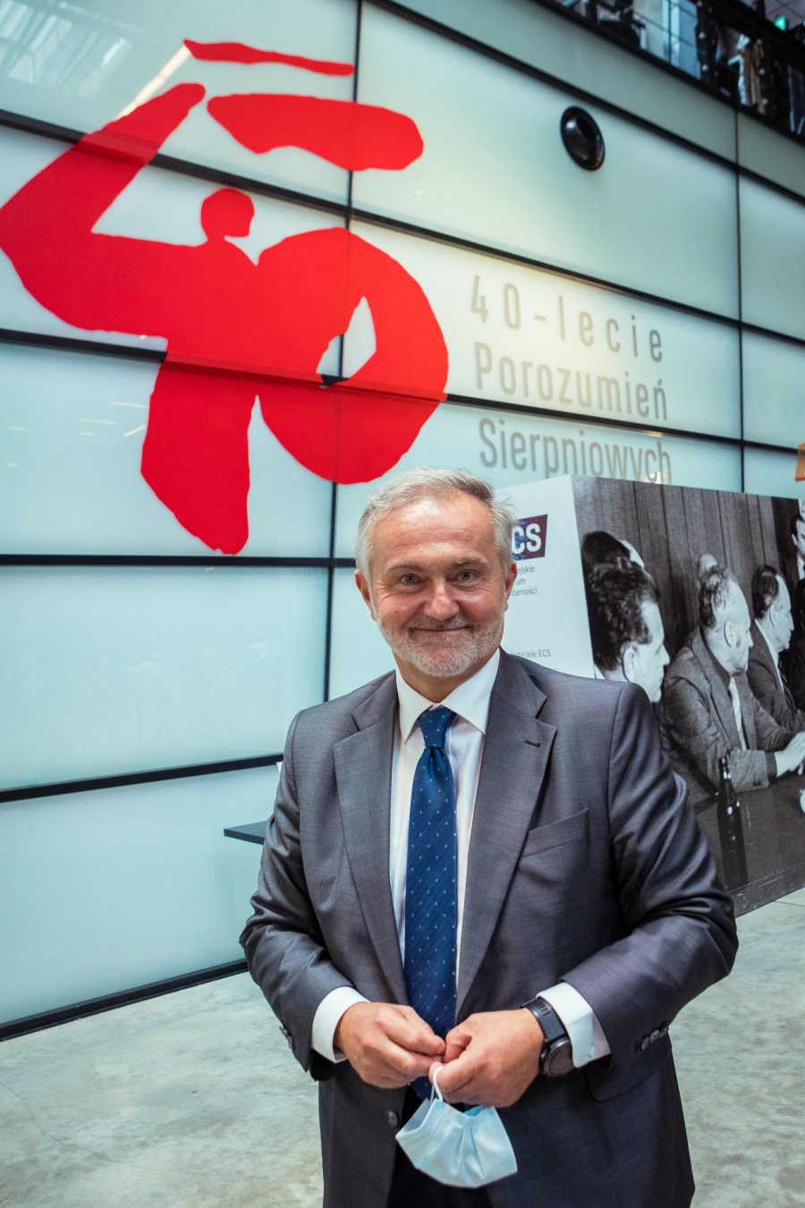 Prezydent Gdyni Wojciech Szczurek wziął udział w gdańskich uroczystościach z okazji 40-lecia podpisania porozumień sierpniowych, które odbyły się w Europejskim Centrum Solidarności. Na zdjęciu stoi na tle czerwonego znaku z liczbą 40 i napisu 40-lecie porozumień sierpniowych // fot. Anna Rezulak