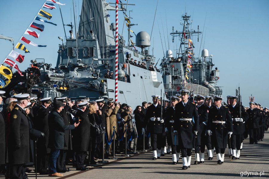 Uroczystość wciągnięcia bandery na ORP Mewa przy nabrzeżu Pomorskim w Gdyni, fot. Kamil Złoch