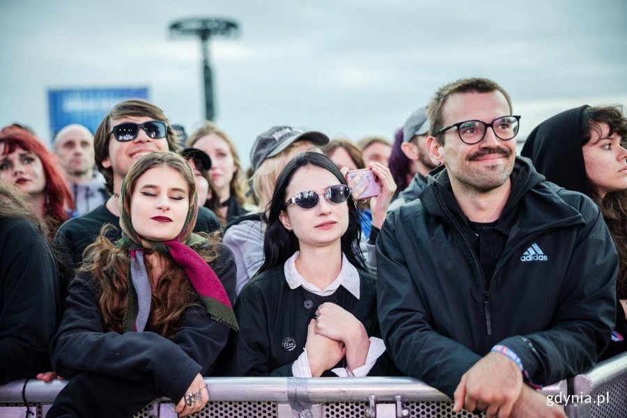 Uczestnicy festiwalu pod sceną gł&oacute;wną podczas jednego z koncert&oacute;w