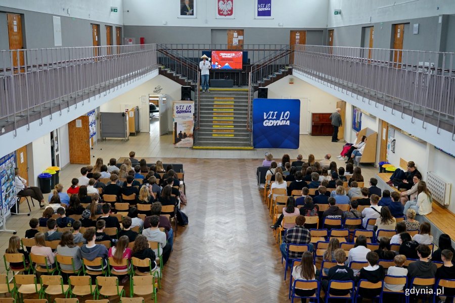 Tytus Chmielewski &ndash; podr&oacute;żnik rowerowy i tw&oacute;rca internetowy podczas prezentacji na kongresie &bdquo;Zdrowe Głowy&rdquo; 