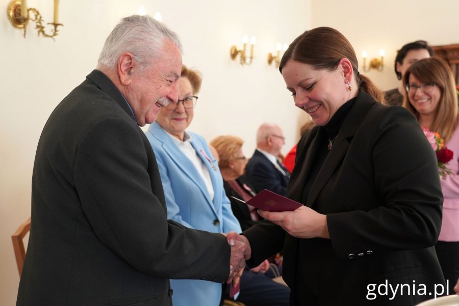 Prezydent Gdyni Aleksandra Kosiorek podczas wręczania medalu jednej z par 