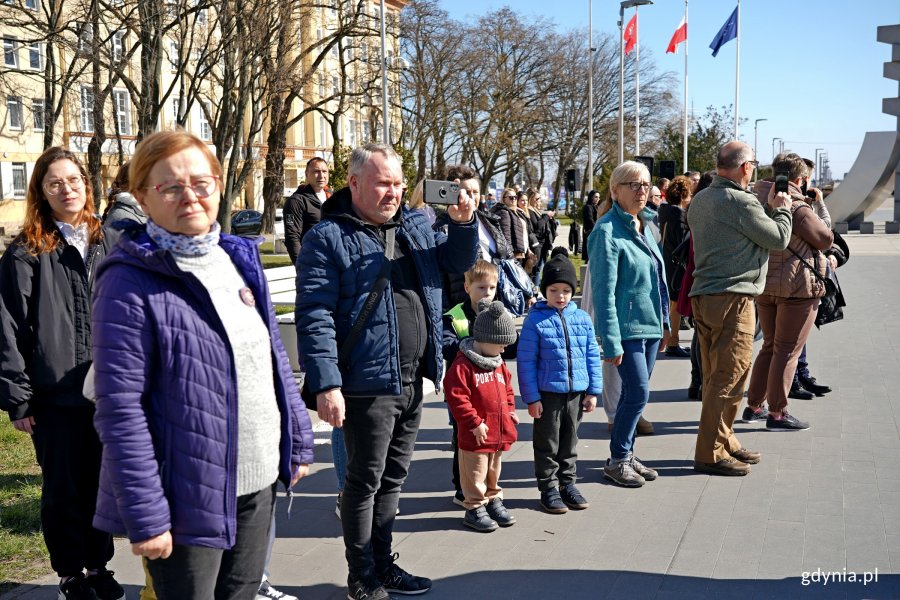 Uczestnicy uroczystości z okazji 80. rocznicy zakończenia walk o Gdynię zgromadzeni na skwerze Kościuszki