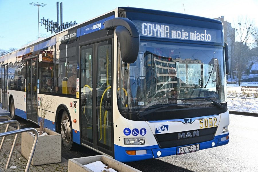 Autobus, którym podróżowali mieszkańcy gdyńskiego DPS-u, przed Urzędem Miasta 