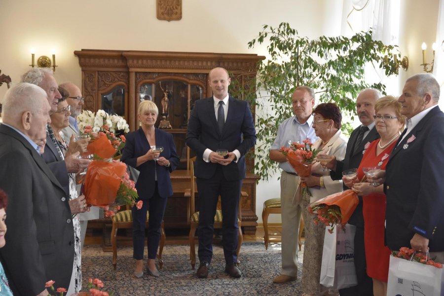 Wiceprezydent Bartosz Bartoszewicz wręczył medale za Długoletnie Pożycie Małżeńskie // fot. Lechosław Dzierżak