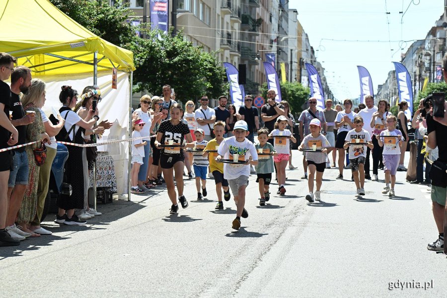 Podczas Kulinarnej Świętojańskiej nie zabrakło kluczowego punktu programu - Biegu Kelner&oacute;w. Na zdjęciu uczestnicy kategorii Junior (fot. Michał Puszczewicz)
