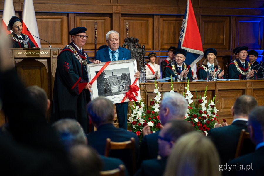 Prof. dr hab. Krzysztof Wilde gratuluje Ireneuszowi Ćwirce tytułu Osobowości Roku 2025 Politechniki Gdańskiej. Inauguracja roku akademickiego 2025/2026 na Politechnice Gdańskiej (fot. Kamil Złoch)