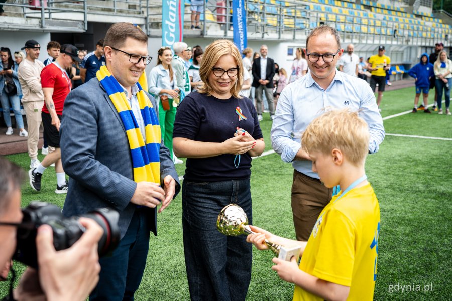 Dekoracja zawodników biorących udział w rozgrywkach. Od prawej Marcin Skwierawski i Oktawia Gorzeńska (fot. Kamil Złoch)