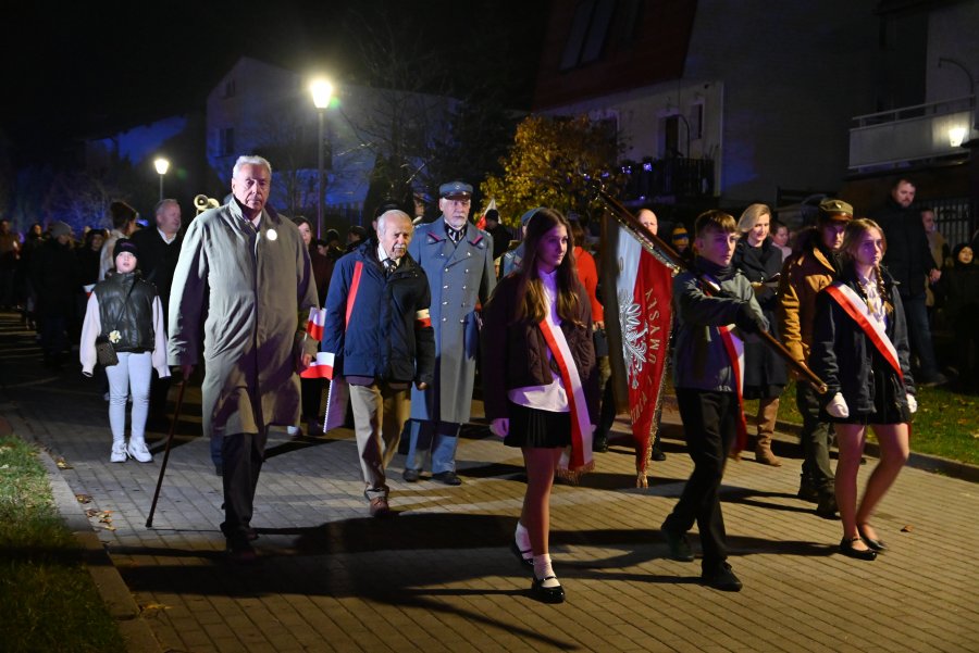 Wieczorna parada ulicami Chwarzna (fot. Dorota Patzer)