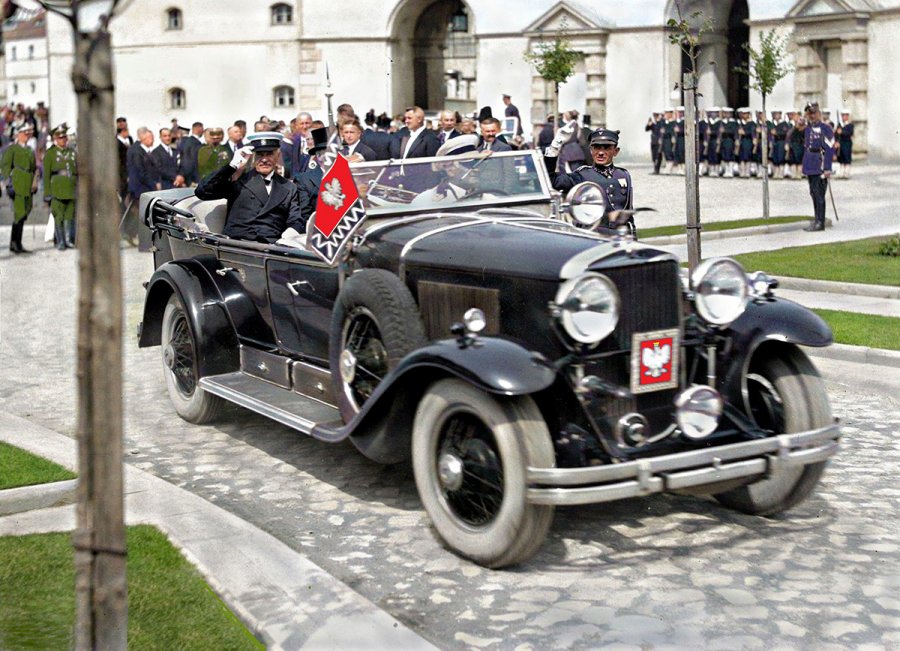 Prezydent Mościcki jedzie samochodem kabrioletem.
